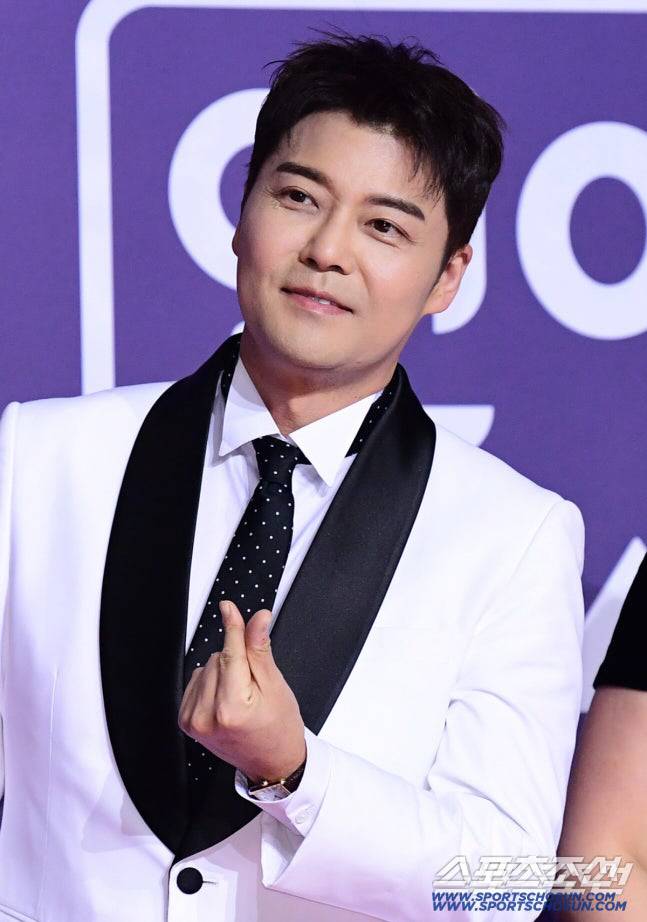 30일 오후 서울 상암동 SBS프리즘타워에서 '2025 SBS 연예대상' 레드카펫 행사가 열렸다. 포즈를 취하고 있는 전현무. 상암=송정헌 기자 /2025.12.30/