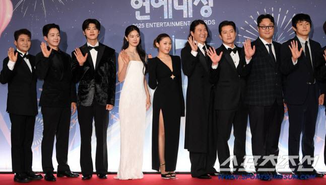 2025 MBC 방송연예대상이 29일 서울 상암동 MBC 사옥에서 열렸다. 나혼자 산다 팀이 포토타임을 갖고 있다. /2025.12.29/