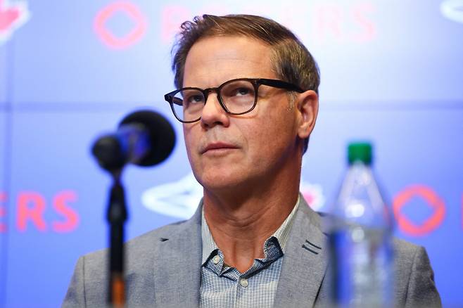 로스 앳킨스 토론토 블루제이스 단장이 지난 7일(한국시각) 로저스센터에서 열린 일본 출신 내야수 오카모토 가즈마의 입단 기자회견에서 취재진의 질문을 듣고 있다. AFP연합뉴스