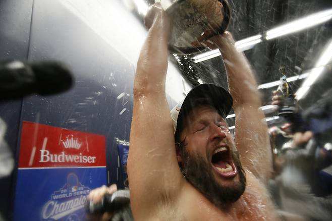 화려한 마침표를 찍은 줄 알았던 클레이튼 커쇼가 다시 마운드에 선다. Imagn Images연합뉴스