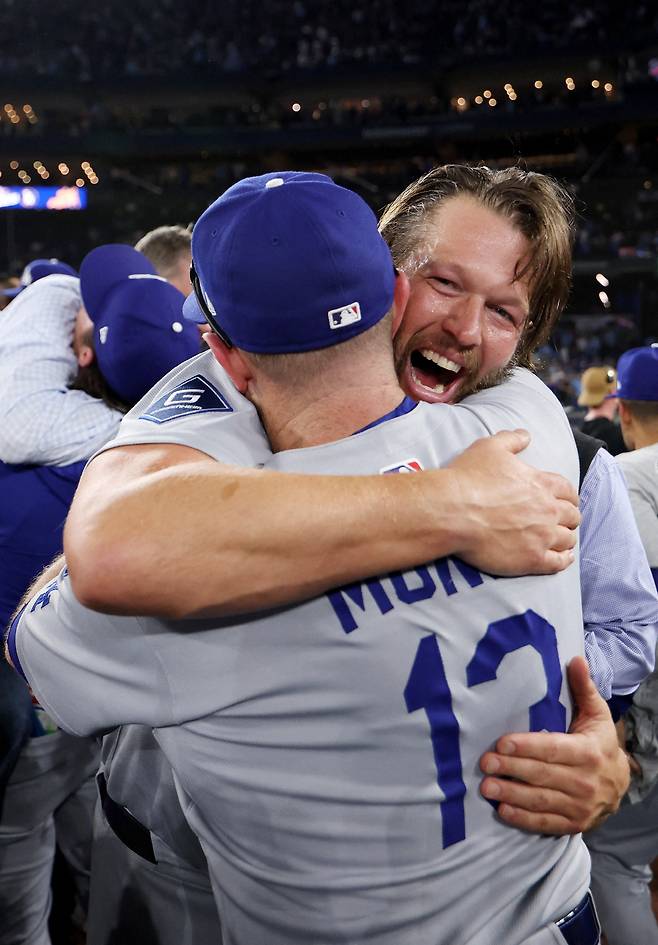 TORONTO, ONTARIO - NOVEMBER 02: Clayton Kershaw #22 of the Los Angeles Dodgers celebrates with Max Muncy #13 after defeating the Toronto Blue Jays 5-4 in game seven of the 2025 World Series at Rogers Center on November 02, 2025 in Toronto, Ontario.   Emilee Chinn/Getty Images/AFP (Photo by Emilee Chinn / GETTY IMAGES NORTH AMERICA / Getty Images via AFP)







<저작권자(c) 연합뉴스, 무단 전재-재배포, AI 학습 및 활용 금지>