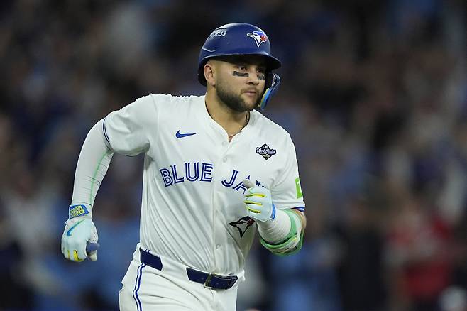 Nov 1, 2025; Toronto, Ontario, CAN; Toronto Blue Jays designated hitter Bo Bichette (11) runs after hitting a three run home run against the Los Angeles Dodgers in the third inning during game seven of the 2025 MLB World Series at Rogers Centre. Mandatory Credit: John E. Sokolowski-Imagn Images







<저작권자(c) 연합뉴스, 무단 전재-재배포, AI 학습 및 활용 금지>