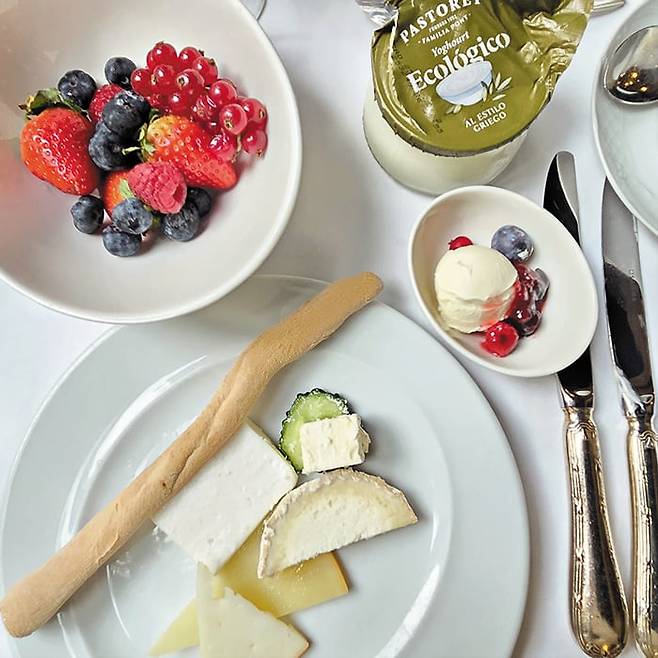 세비야에 있는 알폰소 13세 호텔의 뷔페식 아침 식사. /박은주 기자