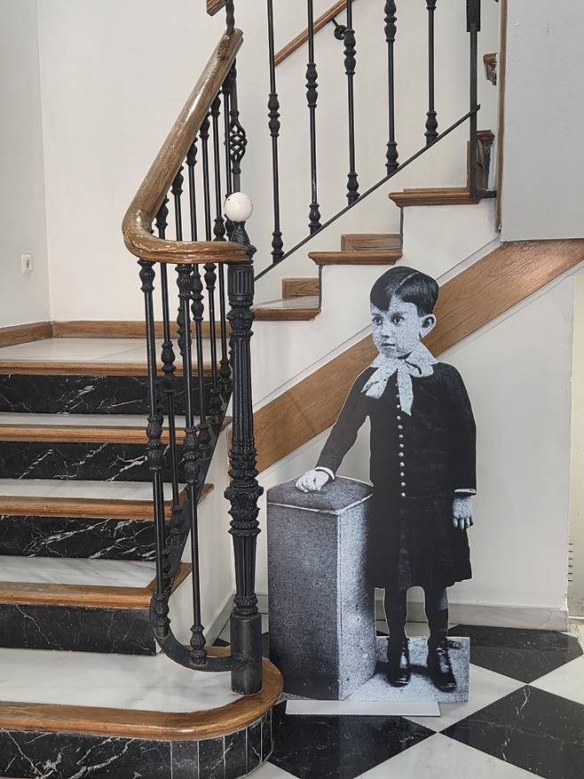 스페인 말라가의 '피카소 생가 박물관' 입구. 꼬마 피카소의 입간판이 손님을 맞이한다. 15분 거리에 '말라가 피카소 미술관'도 자리하고 있다 /박은주 기자