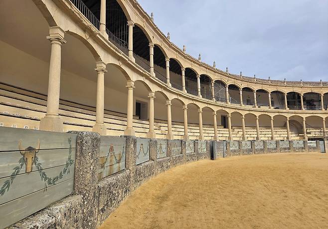 784년 완공된 론다의 투우경기장(Plaza de Toros de Ronda). 지름 66m의 경기장을 가진 세계에서 가장 크고, 근사한 투우장이다. /박은주 기자