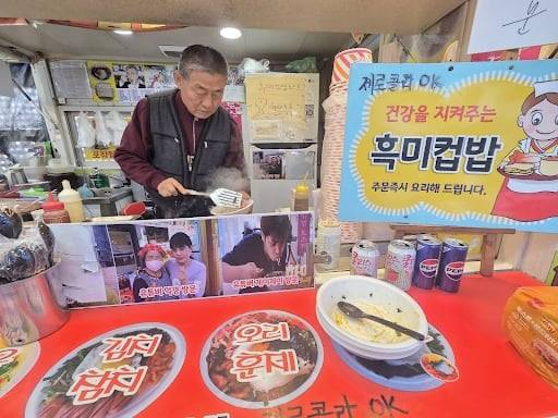 /Reporter Kang Hye-jin Baek Chung-sik (71), owner of ‘Manna Black Rice Cupbap’, is putting the completed menu in a bowl at Noryangjin Cupbap Street in Dongjak-gu, Seoul around 1pm on the 8th.