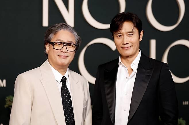 박찬욱 감독과 '어쩔수가없다' 주연 배우 이병헌. /로이터 연합뉴스