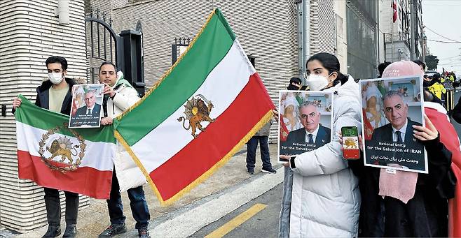 16일 서울 용산구 주한 이란 대사관 앞에서 이란 정부에 대한 저항을 상징하는 ‘사자와 태양기’를 들고 있는 이란인들. 국내 반미 단체가 ‘미국 정부는 이란에서 손을 떼야 한다’는 시위를 벌이자 이들은 “우리더러 죽으라는 소리냐”며 맞불 집회를 열었다./김민혁 기자
