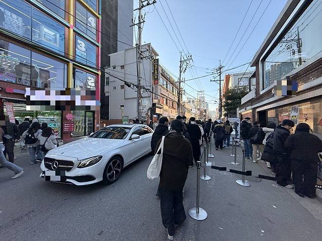 2일 서울 성동구 성수동 연무장길의 모습. 가게에서 설치한 펜스로 도로가 좁혀져있다. /이호준 기자