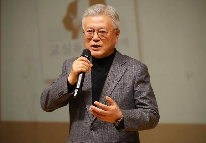 문재인 전 대통령이 17일 대전 서구 배재대 21세기관에서 열린 김한수 전 배재대 부총장의 '교실을 교실답게' 출판기념회에 참석해 인사말을 하고 있다. 연합뉴스