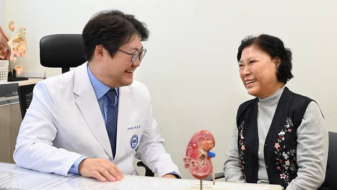 김양순 씨(오른쪽)는 16년 전 신장암에 걸린 후 전이와 재발을 거치며 암과 오래 싸워 지금은 건강하게 잘 지내고 있다. 김 씨를 치료한 박성열 한양대병원 비뇨의학과 교수는 “항암 치료를 포함해 힘든 치료 과정을 환자 스스로 극복하겠다는 의지와 적극적인 노력이 비결이다”라고 강조했다. 한양대병원 제공