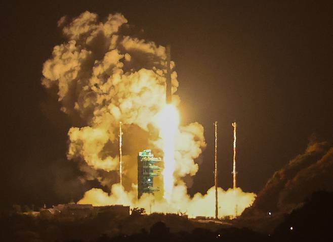 한국형 발사체 누리호(KSLV-Ⅱ)가 27일 새벽 전남 고흥군 나로우주센터에서 4차 발사를 맞아 우주로 날아오르고 있다. 차세대중형위성 3호(1기)를 비롯해 큐브위성 12기 등 총 13기의 위성을 실은 누리호는 오로라를 비롯한 우주환경 관측부터 항암제 연구 등 우주 바이오 실험까지 다양한 임무를 추진한다. 2025.11.27 뉴스1