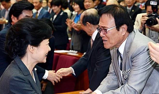 2012년 서울 영등포구 여의도 국회헌정기념관에서 당시 박근혜 대통령(왼쪽)과 코미디언 자니윤 씨가 대화를 나누고 있다. 뉴시스