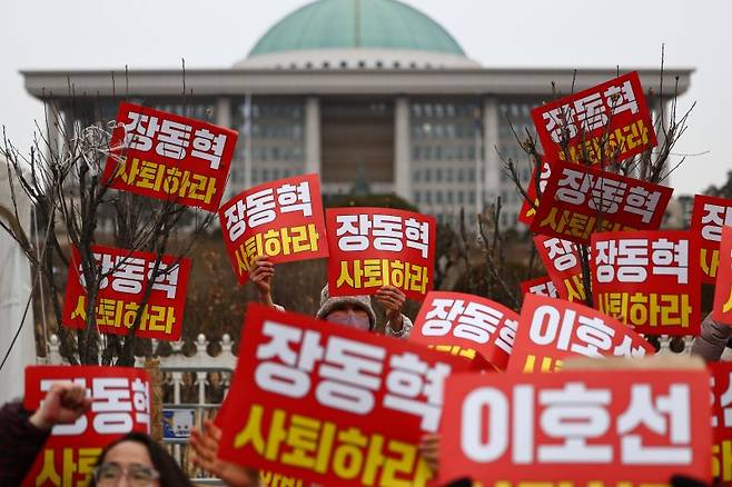 한동훈 전 국민의힘 대표 지지자들이 지난 15일 국회 앞에서 한 전 대표 제명 철회 및 장동혁 대표 사퇴를 촉구하는 기자회견을 열고 구호를 외치고 있다. 뉴시스