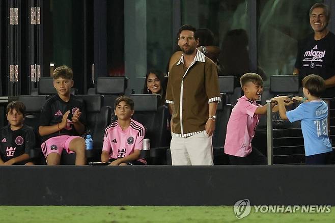 가족들과 경기를 지켜보는 리오넬 메시.연합뉴스