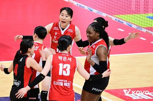 도로공사, 모마·강소휘 50점…페퍼저축은행 꺾고 선두 추격 유지