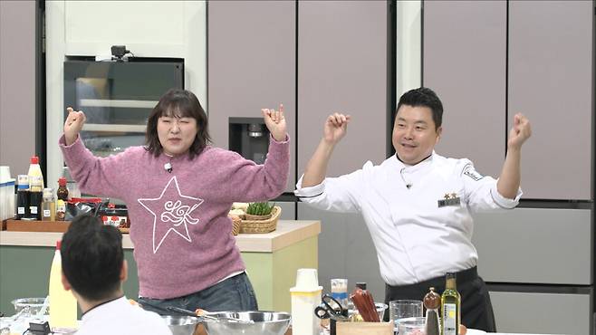 냉장고를 부탁해 고정 패널인 정호영 셰프(오른쪽)는 냉부에서 요리 제목을 소개할 때마다 매번 행복한 표정으로 댄스와 노래를 곁들인다. 제이티비시 제공