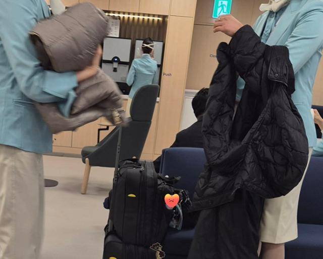 14일 항공사 승무원들이 유니폼 위에 입고 온 패딩을 짐에 싣는 모습. 영하권을 넘나드는 강추위가 이어지고 있지만 짐에 넣기 쉬운 경량 패딩을 입고 출근했다. 권수정 아시아나항공 노조위원장 제공