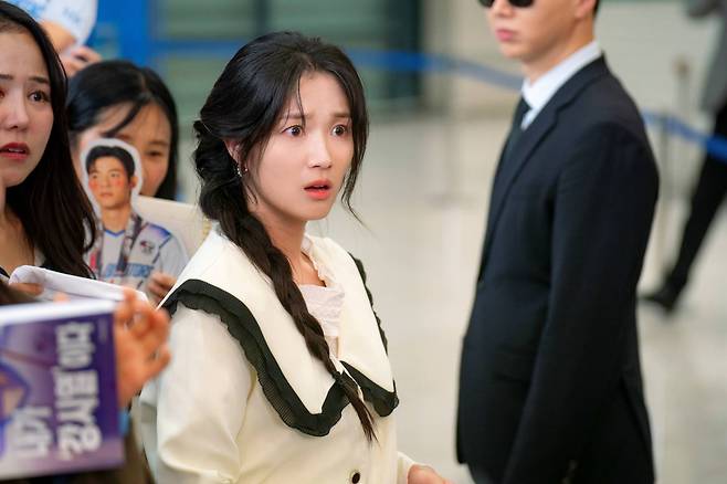 ‘슈스’ 로몬 귀국에 공항 마비? 김혜윤과 9년 만에 재회 (오늘부터 인간입니다만)