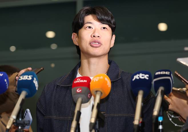 <yonhap photo-1403=""> 인터뷰하는 송성문 (영종도=연합뉴스) 김성민 기자 = 미국프로야구 메이저리그(MLB) 샌디에이고 파드리스와 4년 계약을 맺은 송성문이 23일 인천국제공항을 통해 입국한 뒤 인터뷰하고 있다. 2025.12.23 ksm7976@yna.co.kr/2025-12-23 07:23:33/ <저작권자 ⓒ 1980~2025 ㈜연합뉴스. 무단 전재 재배포 금지, AI 학습 및 활용 금지></yonhap>