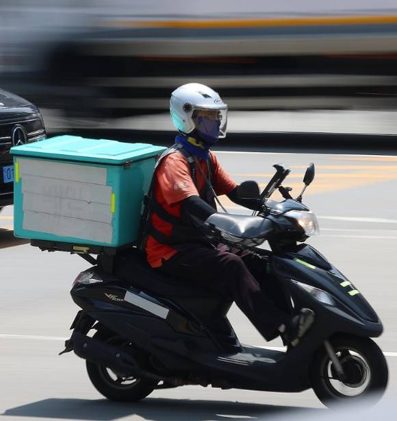 서울 강남역 사거리에서 배달라이더가 교차로를 지나고 있다. [사진=연합뉴스]