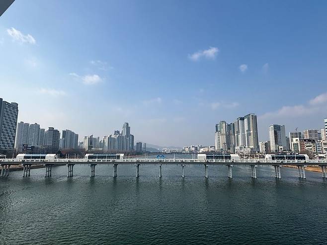 태화강 위 보행자 전용교인 울산교에 '세계음식문화관'이 들어선다. 강 위에서 세계 각국의 요리를 즐길 수 있는 이색적인 공간이 도심 한복판에 들어선 셈이다. 음식점은 3월부터 문을 열 예정이다. 사진 울산시