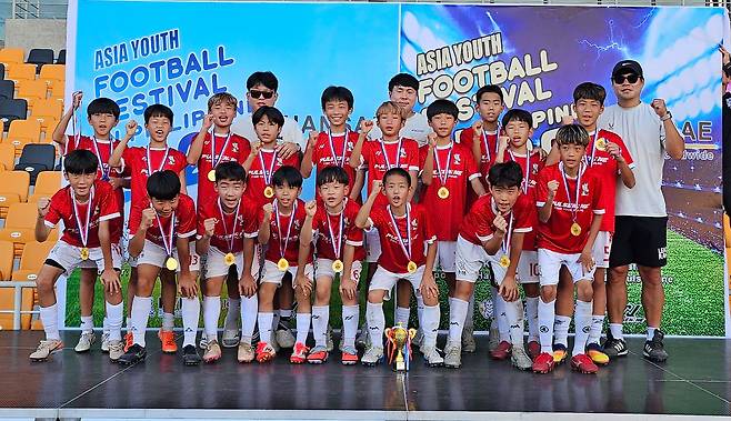 한국유소년축구협회(KYFA) 선발팀이 지난달 필리핀 클락에서 열린 제3회 국제유소년축구대회에서 5학년부 정상에 올랐다. 사진 KYFA