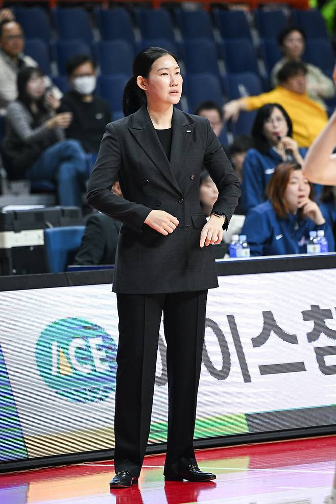 ‘단독 3위’ 오른 박정은 감독 “벤치 멤버들에게 바랐던 5분, 제 역할 해줬다”