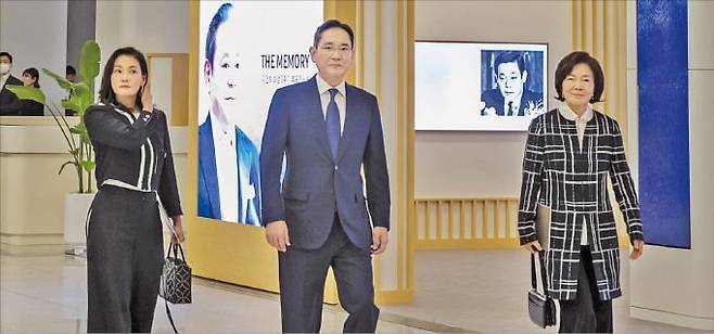 2023년 10월 고(故) 이건희 선대회장 추모 음악회에 참석한 이재용 삼성전자 회장(가운데), 홍라희 리움 명예관장(오른쪽)과 이서현 삼성복지재단 이사장.  /삼성전자 제공