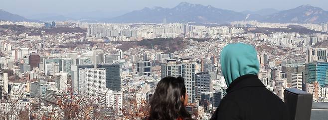 서울 남산 전망대를 찾은 시민들이 아파트가 빼곡한 풍경을 바라보고 있다. 사진=연합뉴스
