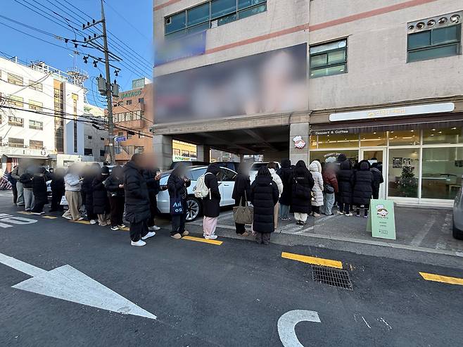 About 50 people wait outside a Dubai chewy cookie cafe in Seongsu-dong, eastern Seoul, ahead of its opening on Jan. 10. [RYU HYO-RIM]