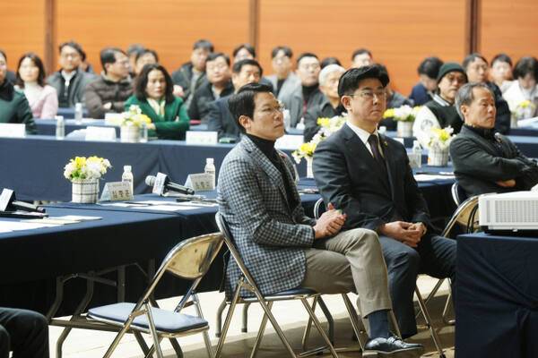 최근 포천시 영북면 행정복지센터에서 열린 ‘주민과의 간담회‘’에서 임종훈 시의회 의장과 윤충식 도의원, 서과석 시의원 등이 주민들의 민원을 듣고 있다. 손지영기자