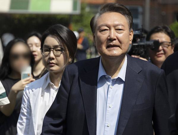 ▲ 2025년 6월 3일 윤석열 전 대통령과 김건희 여사가 21대 대통령 선거일인 3일 서울 서초구 원명초등학교에 마련된 서초4동 제3투표소에서 투표를 마친 뒤 차량으로 향하고 있다. ⓒ연합뉴스