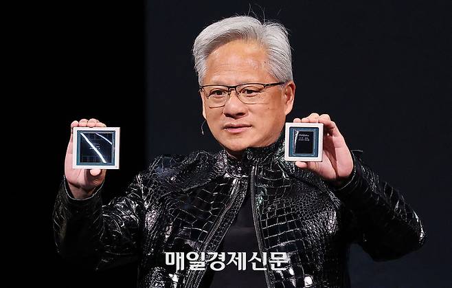 (라스베이거스(미국)=뉴스1) 황기선 기자 = 젠슨 황 엔비디아 최고경영자(CEO)가 5일(현지시간) 미국 네바다주 라스베이거스 퐁텐블루에서 열린 엔비디아 CES 2026 라이브에서 기조연설을 하던 중 AI 칩을 들어올리고 있다. (공동취재) 2026.1.6/뉴스1