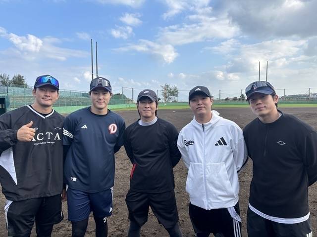 최근 두산 후배들과 오키나와에 미니 캠프를 차렸던 박찬호. 사진=두산 제공