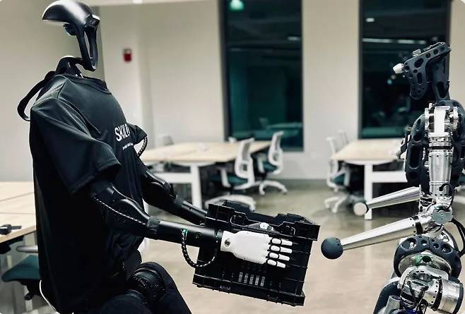 로봇용 AI 파운데이션 모델을 개발하는 스타트업 '스킬드AI'(Skild AI)는 최근 14억달러(약 2조원) 규모 시리즈 C 투자 라운드를 마무리했다. /사진=스킬드AI