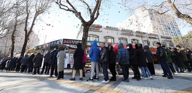 제1207회 로또 당첨 번호 6개를 모두 맞힌 1등은 17명으로 각각 17억3320만원을 받는다. 사진은 서울 시내 한 복권판매점 앞. /사진=뉴시스