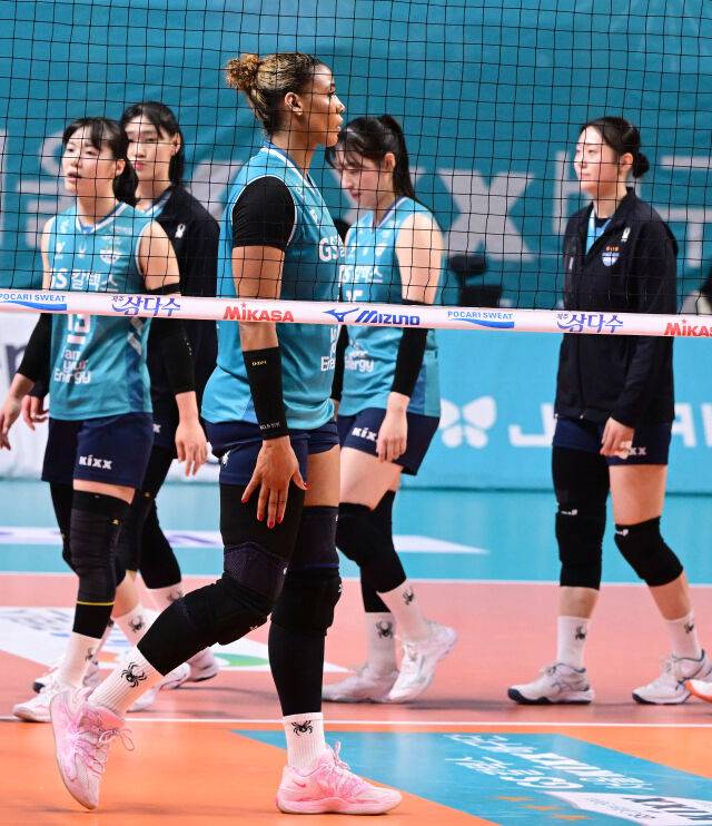 실바가 경기에 패한 뒤 아쉬워하고 있다 / 한국배구연맹(KOVO)