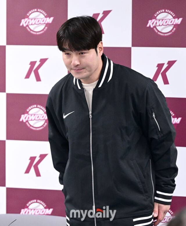 2026년 1월 15일 오후 서울 고척스카이돔에서 키움 히어로즈 박병호 잔류군 선임코치 기자회견이 열렸다. 박병호 코치가 인사하고 있다. 2005년 LG트윈스에서 프로생활을 시작한 박병호 선임코치는 2011년 트레이드로 히어로즈 유니폼을 입었다. 2016년 포스팅 시스템을 통해 미국 메이저리그에 진출한 뒤 2018년 히어로즈로 복귀해 2021년까지 활약했다. 이후 KT위즈, 삼성 라이온즈에서 선수 생활을 이어갔으며, 지난 시즌을 끝으로 현역에서 은퇴했다. 그리고 키움 히어로즈에서 지도자로 제2의 야구 인생을 시작한다./고척=유진형 기자 zolong@mydaily.co.kr