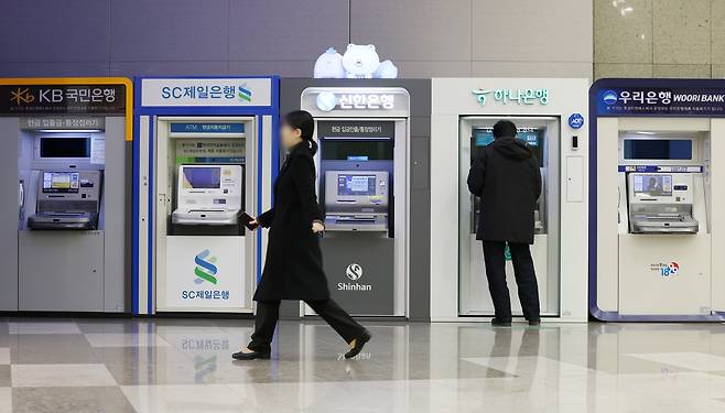 은행권 희망퇴직자가 늘어난 것으로 나타났다. 서울 시내의 한 건물에 시중은행 현금자동입출금기(ATM)가 설치돼 있다. [뉴시스]