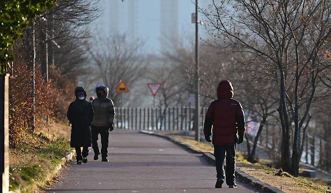 서울 광진구 뚝섬한강공원에서 시민들이 산책하고 있다. 이상섭 기자