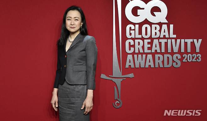 [뉴욕=AP/뉴시스] 소설 '파친코'의 작가 이민진이 6일(현지시간) 미국 뉴욕의 워터스트리트 어소시에이트 빌딩에서 열린 GQ 글로벌 크리에이티브 시상식에 참석해 포토타임을 갖고 있다. 2023.04.07.