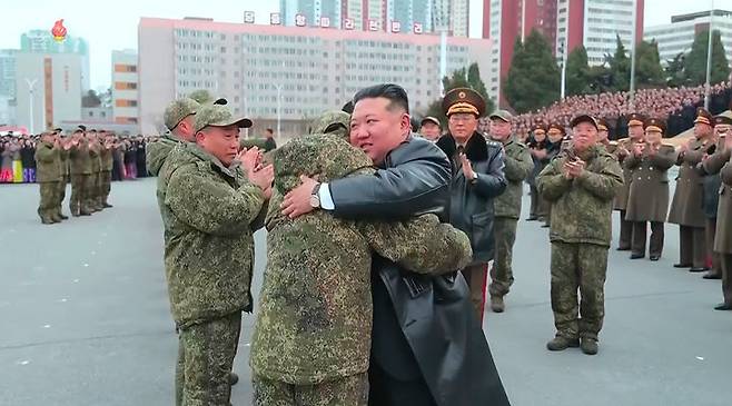 [서울=뉴시스] 북한 조선중앙TV가 13일 "해외작전지역에 출병하였던 조선인민군 공병부대 지휘관, 전투원들이 부과된 군사임무를 완수하고 승리의 개가드높이 귀국하였다"며 "제528공병련대(연대) 환영식이 12일 수도 평양의 4.25문화회관광장에서 성대히 진행되었다"고 13일 보도했다. 이날 환영식에는 김정은 국무위원장이 참석해 북한군의 공로를 치하했다.  (사진=조선중앙TV 캡처) 2025.12.13. photo@newsis.com  *재판매 및 DB 금지