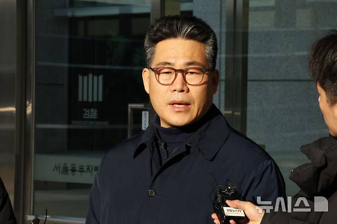 [서울=뉴시스] 배훈식 기자 = 백해룡 경정이 14일 오전 서울 송파구 서울동부지방검찰청 앞에서 세관 마약수사 외압 의혹 합동수사단 파견 종료에 대한 소회를 밝히며 취재진의 질문에 답하고 있다. 2026.01.14. dahora83@newsis.com