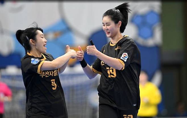 [서울=뉴시스] 여자 핸드볼 부산시설공단의 김다영(오른쪽). (사진=한국핸드볼연맹 제공)