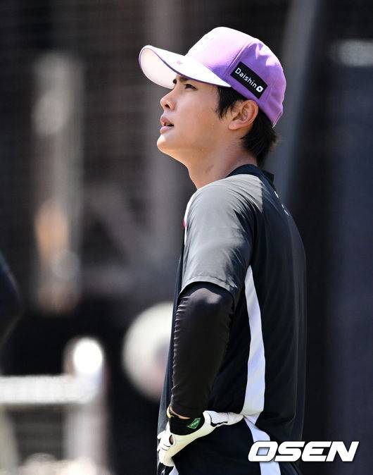 [OSEN=수원, 이대선 기자] 22일 오후 수원 KT위즈파크에서 2025 신한 SOL Bank KBO리그 KT 위즈와 NC 다이노스의 경기가 열렸다.KT는 쿠에바스, NC는 로건을 선발투수로 내세웠다경기에 앞서 KT 박민석이 훈련을 하고 있다. 2025.06.22 /sunday@osen.co.kr