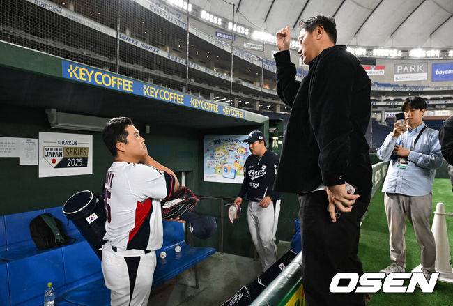 [OSEN=도쿄(일본), 조은정 기자]류지현 감독이 이끄는 대한민국 야구 대표팀이 14일 일본 도쿄돔에서 월드베이스볼클래식(WBC) 대비 한일 평가전을 앞두고 훈련을 가졌다. 한국 대표팀은 14일일 훈련을 하고 15일과 16일 일본과 두 차례 평가전을 치른다.경기장을 찾은 전 야구선수 이대호가 한동희에게 조언을 하고 있다. 2025.11.14 /cej@osen.co.kr