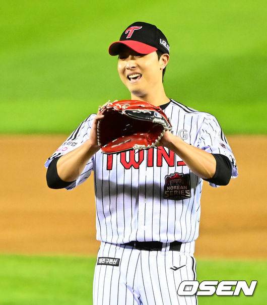 [OSEN=잠실, 지형준 기자] 프로야구 LG 트윈스는 27일 서울 잠실구장에서 열린 2025 신한 SOL뱅크 KBO 한국시리즈(7전 4선승제) 한화 이글스와의 2차전에서 13-5 역전승을 거뒀다.&nbsp;정규시즌 1위팀이 한국시리즈 1~2차전 2연승을 한 경우는 13번으로 100% 우승 트로피를 들어올렸다. 경기를 마치고 LG 이정용이 미소짓고 있다. 2025.10.27 /jpnews@osen.co.kr