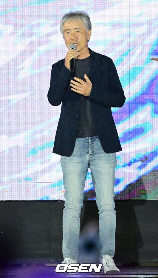 [OSEN=김성락 기자] 28일 오후 부산 연제구 아시아드 보조경기장에서 ‘제29회 드림콘서트-트롯’ 행사가 열렸다.이번 ‘드림콘서트’는 김호중부터 진성, 김용임, 송가인, 영탁, 최백호, 한혜진, 정동원, 김희재, 박서진, 금잔디, 홍자, 양지은, 박군, 나태주, 정다경, 조명섭, 은가은, 전유진, 양지원, 김민희, 정미애, 황민우, 황민호, 윙크, 서지오, 조정민, 별사랑, 강혜연, 풍금, 신인선, 영기, 현진우, 남승민, 윤태화, 황우림, 윤서령, 소유미, 신미래, 성리, 장송호, 강예슬, 오유진, 이하준, 고정우, 이수호, 강재수, 하이량, 허찬미, 이대원, 박세욱, 금윤아 등 국내 최정상 트로트 가수들이 참여한다.가수 최백호가 멋진 공연을 펼치고 있다. 2023.05.28 /ksl0919@osen.co.kr