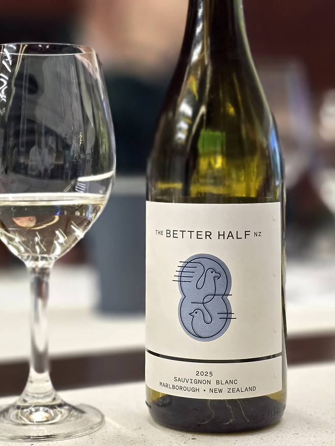 남편 조지가 만드는 더 베터 하프 소비뇽 블랑. 최현태 기자